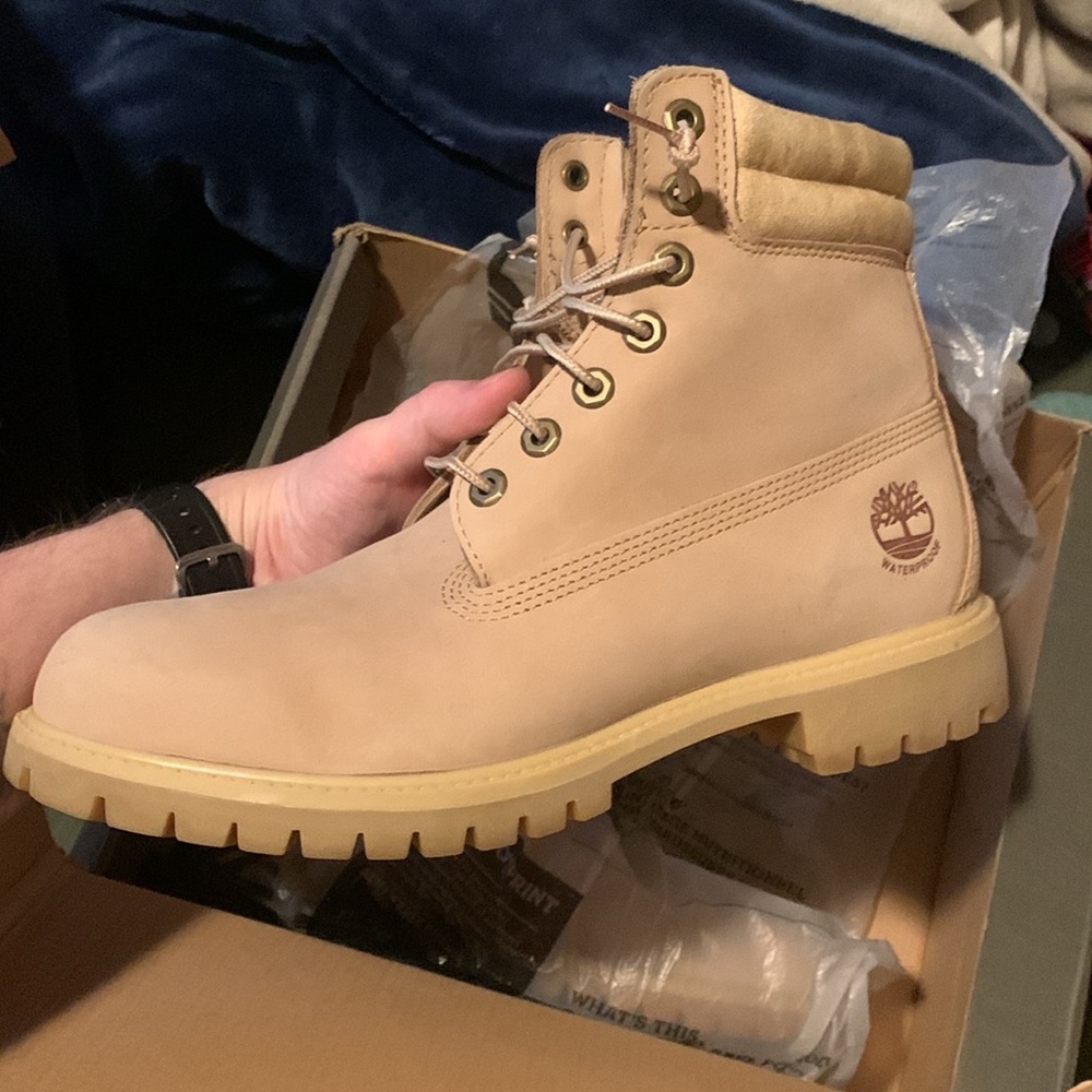 Timberland light brown with brown/white laces and ortholite soles!